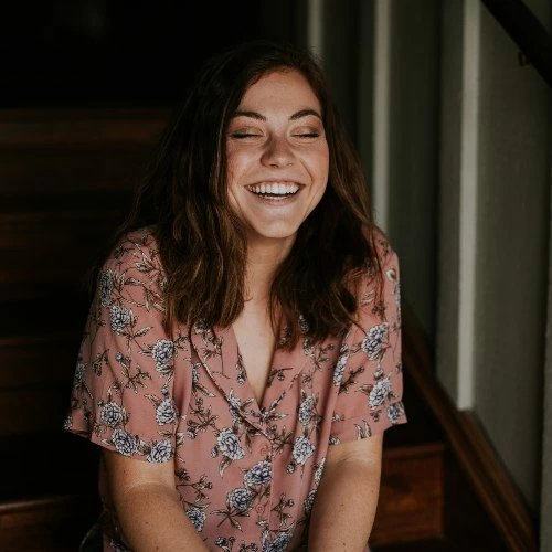 Consejos muy importantes para que empieces a cuidar de tu salud mental - vidalia Salud mental: chica riendo.