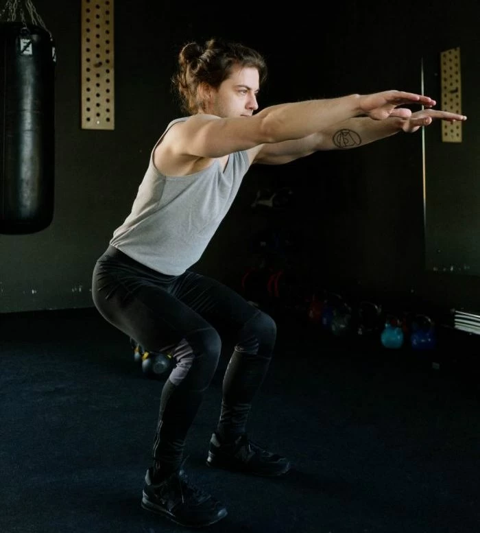 Entrenamiento funcional: beneficios, ejercicios y alimentación | vidalia Entrenamiento funcional: Mujer haciendo sentadillas